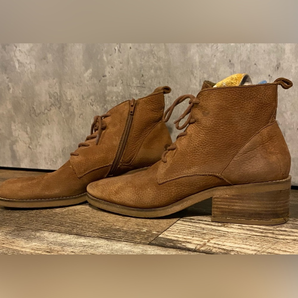 Lucky Brand size 10 Nubuc healed boot